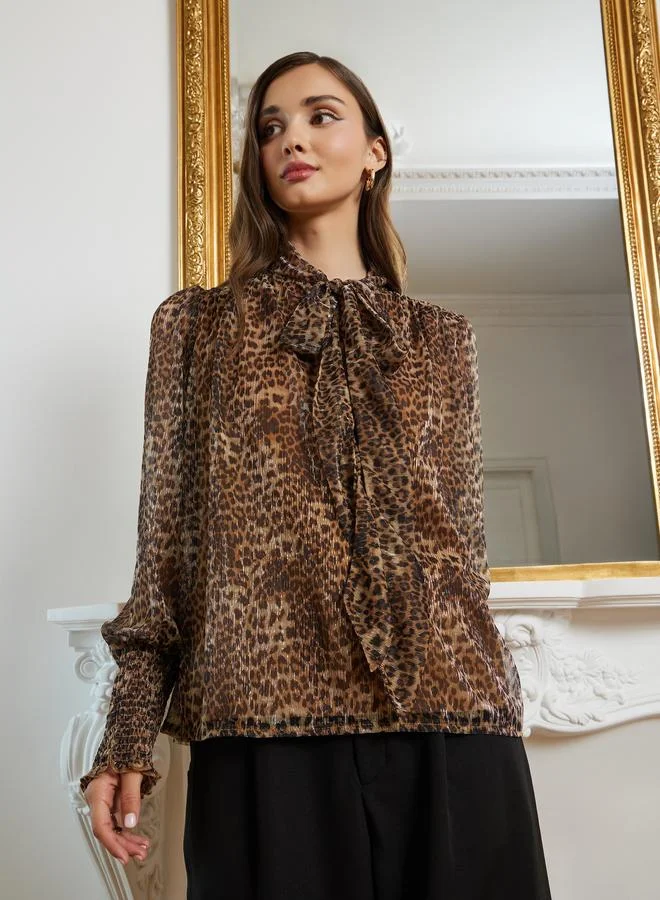 ستايلي بلوزة بطبعة نمر وأربطة ياقة